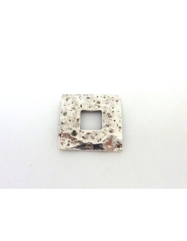 Perle connecteur carré argenté en métal martelé