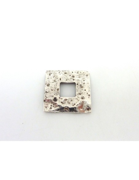 Perle connecteur carré argenté en métal martelé