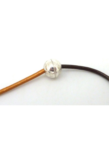 Fermoir aimanté boule en métal argenté pour cordon de 1,5-1,8mm Fermoir aimanté boule en métal argenté pour cordon de 1,5-1,8mm