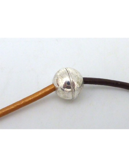 Fermoir aimanté boule en métal argenté pour cordon de 1,5-1,8mm Fermoir aimanté boule en métal argenté pour cordon de 1,5-1,8mm