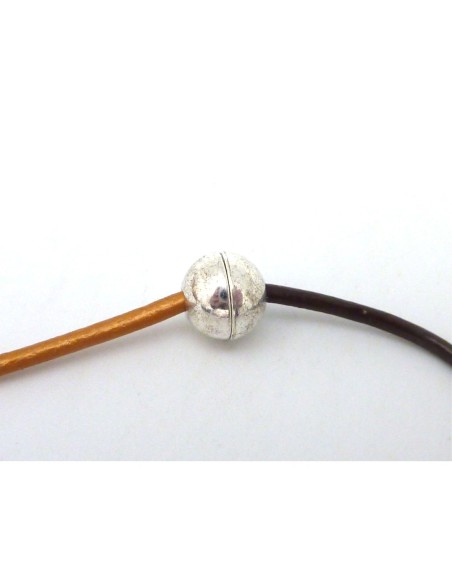 Fermoir aimanté boule en métal argenté pour cordon de 1,5-1,8mm Fermoir aimanté boule en métal argenté pour cordon de 1,5-1,8mm