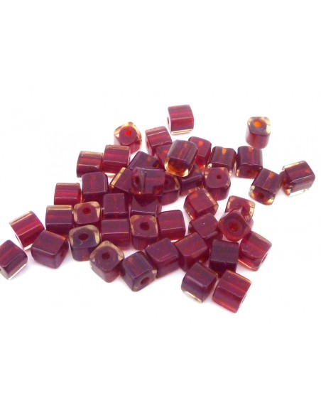 Perle cube grenat en verre
