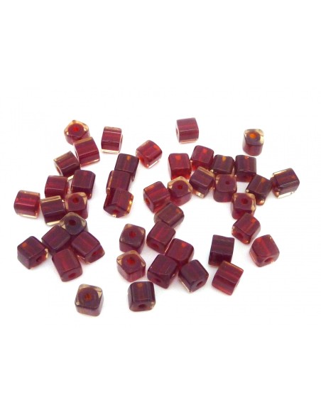 Perle carré grenat en verre