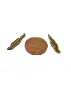 Petite breloque plume en métal de couleur bronze 2