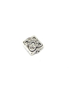 2 Perles carré  14,4mm gravé d'une fleur en métal argenté