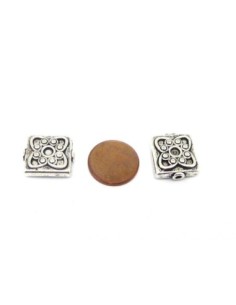 2 Perles carré  14,4mm gravé d'une fleur en métal argenté 2