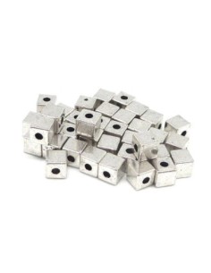 Perle cube en métal argenté lisse