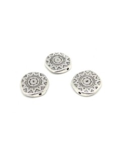 3 Perles plates, pastille travaillé style ethnique motif soleil étoilé 17mm en métal argenté gravé