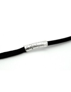 Fermoir aimanté tube arrondi pour cordon de 6mm - 6,5mm en métal argenté martelé