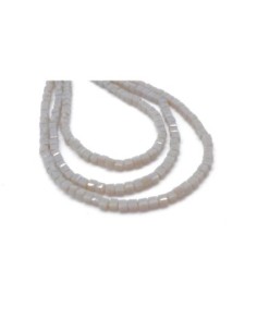 65 perles carré, cube facetté en verre 2,5mm x 2,5mm de couleur gris perle 2