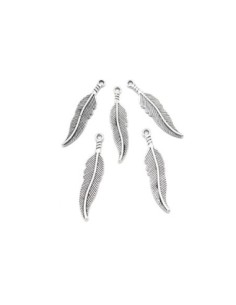 Breloques pendentifs plume en métal argenté travaillé 36mm