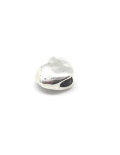 perles passant coeur en métal argenté martelé pour cordon de 6mm