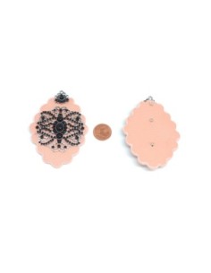 Pendentif losange fleur baroque en simili cuir rose pâle et métal argenté orné de cabochon noir 2