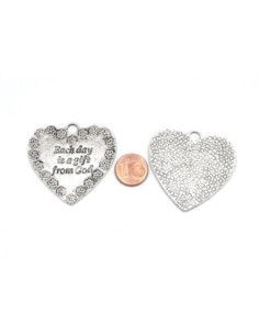 Pendentif coeur argenté avec motif fleur et inscrit "Each day is a gift from God" en métal 2