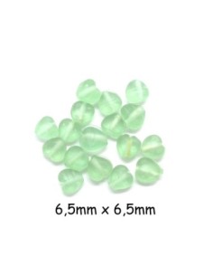 Perle coeur en verre de couleur vert clair givré