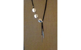 COLLIER SAUTOIR Style BOHEMIEN ETHNIQUE AVEC PLUMES ET DISQUES MARTELES